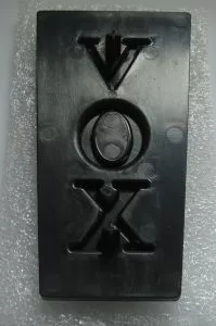 Logo VOX Bass T, trapezowe 28 / 40x75 mm srebrny / czarny